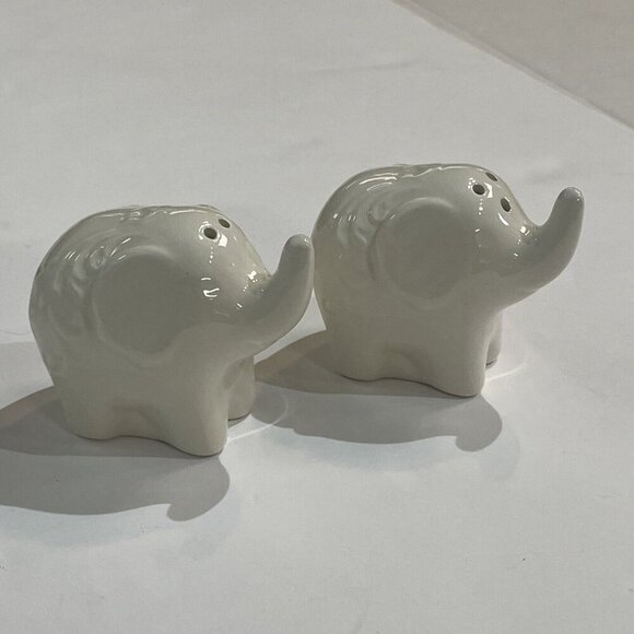 Distant Lands Valencia Salt‎ & Pepper Shaker Elephants Gray Ceramic - Picture 11 of 11